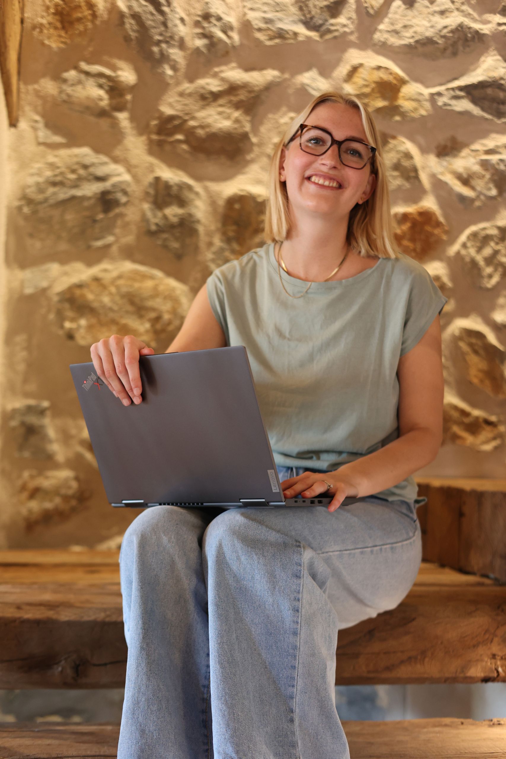 Miss Finance - Angela mit Laptop
