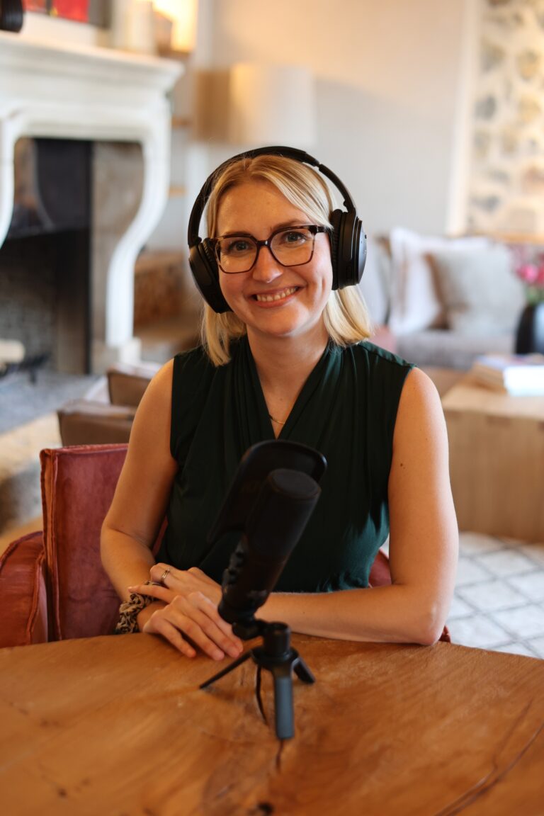 Miss Finance - Angela bei Podcastaufnahme