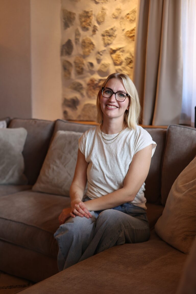 Miss Finance - Angela auf Sofa